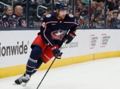 Canucks assina com D Cole Clayton um contrato bidirecional de um ano