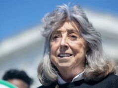 Principal alvo do Partido Republicano, Dina Titus, afasta os adversários nas primárias da Câmara