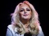 Bonnie Tyler acorda do coma, mas continua “gravemente doente” após parada cardíaca