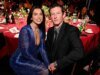 Dua Lipa e Callum Turner fazem serenata para ícone da música durante casamento ‘incrivelmente emocionante’