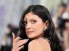 Kylie Jenner processada por chef specific por alegações de aborto espontâneo devido ao trabalho excessivo