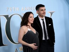 Aubrey Plaza e Christopher Abbott fazem estreia no tapete vermelho depois de ‘revelar’ o sexo do bebê