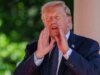 Trump zombou de Mark Zuckerberg e Jeff Bezos exibindo textos bajuladores