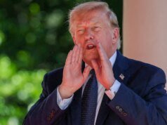 Trump zombou de Mark Zuckerberg e Jeff Bezos exibindo textos bajuladores