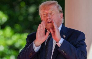 Trump zombou de Mark Zuckerberg e Jeff Bezos exibindo textos bajuladores