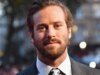 Armie Hammer compara seu exílio em Hollywood a ser crucificado: ‘Os pregos estão em minhas mãos’