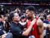 Stephen Holt substitui Ginebra fora do placar