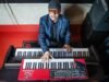 O baterista Gino Banks revive composições raras do pai Louiz Banks