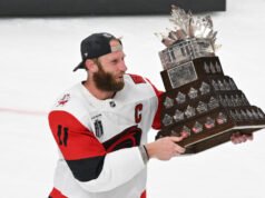 O capitão dos Hurricanes, Jordan Staal, ganha o Troféu Conn Smythe como MVP dos playoffs