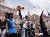 Knicks se divertem no desfile do campeonato, fãs alegres e celebridades enchem as ruas
