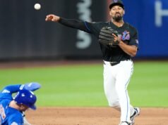 Reeling Mets comete seis erros na derrota para Cubs