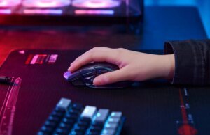 A Corsair adaptou a alma do Elgato Stream Deck em uma tecla de atalho em seu mouse Nightsword v2