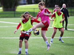 Seleção afegã de futebol feminino sobe novamente depois de escapar do Taleban e de anos de exílio