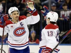 Suzuki e Caufield dos Canadiens ganham troféus Selke e Girl Byng