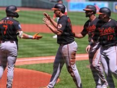 Orioles marca seis corridas no primeiro inning para vencer o Pink Sox