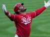 Suarez homenageia duas vezes para apoiar Burns na vitória dos Reds sobre o Mets