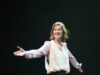 Rosamund Pike critica membro do público por enviar mensagens de texto durante present no West Finish
