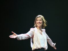 Rosamund Pike critica membro do público por enviar mensagens de texto durante present no West Finish