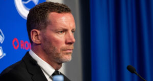 Assista ao vivo: Canucks GM Ryan Johnson discute a contratação de Manny Malhotra