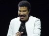 Lionel Richie, 77, interrompe present depois de ‘balançar incontrolavelmente’ antes de adoecer