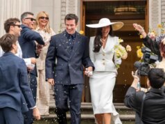 Callum Turner ‘começou a chorar’ em casamento íntimo com Dua Lipa