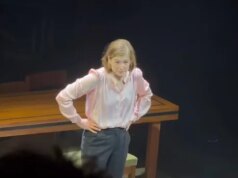 Membro do público ficou ‘atordoado’ depois que Rosamund Pike explodiu mensagens de texto de um fã enquanto estava no palco