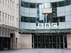 Ex-apresentador da BBC interrogado pela polícia após acusações de agressão sexual