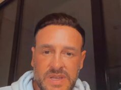 Lee Andrews afirma que foi capturado sob a mira de uma arma e ‘esbofeteado’