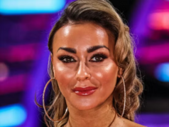 Veterano de dez anos do Strictly começa a chorar no palco após a saída do programa da BBC