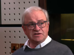 Harry Enfield revela que suas orelhas desenvolveram estalactites ósseas após nadar em água fria