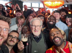 Spielberg surpreende os fãs com aparição surpresa em quiz de pub em Londres