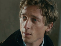 Jeremy Allen White diz que a mídia social ‘precisa de limites’ enquanto apoia a proibição de menores de 16 anos no Reino Unido