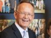 Este senador do estado de Utah presidiu a agência que aprova information facilities. Os eleitores acabaram de demiti-lo