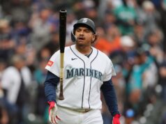 Josh Naylor, dos Mariners, sai do jogo contra o Mets com espasmos nas costas