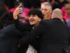 Torcedor interrompe o jogo 1 das finais da NBA enquanto tenta tirar uma selfie com Victor Wembanyama, do Spurs