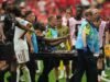 Ismael Kone, do Canadá, sofreu uma lesão na perna contra o Catar