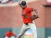 MLB emite aviso depois que arremessadores adicionam versículos bíblicos aos bonés da Noite do Orgulho