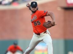 MLB emite aviso depois que arremessadores adicionam versículos bíblicos aos bonés da Noite do Orgulho