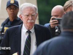 Ex-assessor de Trump, John Bolton, se declara culpado de manipulação indevida de documentos confidenciais