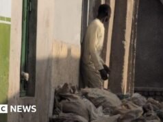 Homem nigeriano preso por armazenar fezes humanas fora de casa