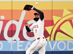 O outfielder dos Angels, Jo Adell, vai para Jose Canseco e desiste de um house run de cabeça