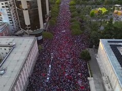 Manifestantes albaneses inundam as ruas exigindo a renúncia do primeiro-ministro em meio a acusações de corrupção