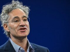 O CEO da Palantir afirma que Bernie Sanders se arrependerá apenas de querer 50% da propriedade pública das empresas de IA