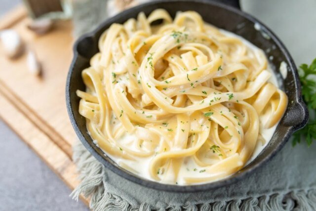 alfredo-sauce-shutterstock-1280x855.jpg