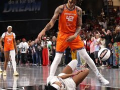 Brittney Griner joga Angel Reese no chão como uma boneca de pano em uma impressionante demonstração de poder