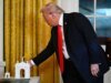 Arco de Trump? Presidente exibe modelo do Arco da Independência