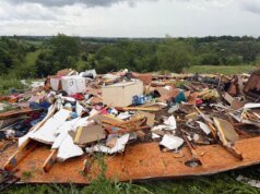 1 morto em Iowa enquanto fortes tempestades e supostos tornados atingem o meio-oeste