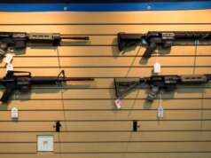 As vendas de armas na Virgínia aumentam antes da proibição de armas de assalto em 1º de julho assinada pelo governador Spanberger