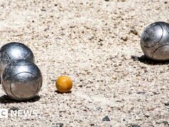 Jogador de petanca, 68 anos, morre após ser atingido na cabeça por uma bola de steel