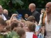 Surpresa na viagem escolar quando os alunos conhecem The Rock